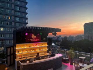 Happy Life Grand Hotel & Rooftop Skybar - 2