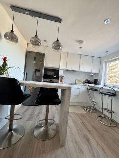 Sunset View 2BR Apartment - Beautiful London View & Free Parking - 8