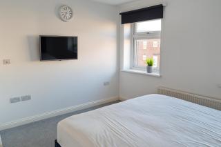 Bright and Spacious King & Double Rooms, Free Private Parking, Close to Heathrow - 7