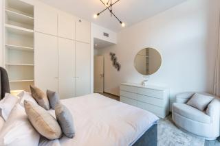Bespoke Holiday Homes - Sleek & Bright 1BR in Belgravia Square - 1