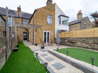 Spacious 4-Bed Seaside Retreat w Garden Pass The Keys - 8