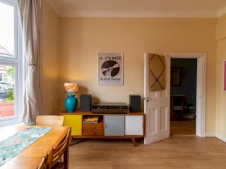 Spacious 4-Bed Seaside Retreat w Garden Pass The Keys - 1