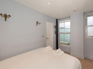 Modern 1-Bed Flat in Hammersmith West London - 6