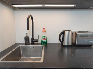 Modern 1-Bed Flat in Hammersmith West London - 4