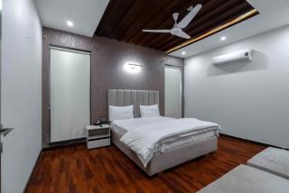 Luxury Fully Furnished Room in DHA Phase 6 In 10 Marla House - 0