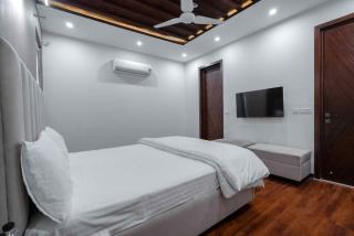 Luxury Fully Furnished Room in DHA Phase 6 In 10 Marla House - 7