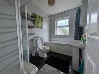 Cozy Room in Quiet Cul-de-Sac Near City Centre - Belfast - 3