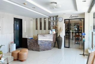 RedDoorz Plus at Hotel Esse - 6