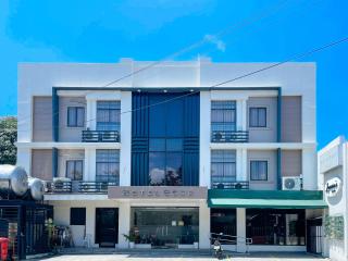 RedDoorz Plus at Hotel Esse - 9