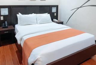 RedDoorz Plus at Hotel Esse - 1