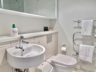 Central 1-Bed Apt Gym & Pool 5min to Harbour - 3