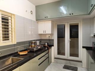 Luxurious 3BHK AC, Peaceful location, Premium stay - 8