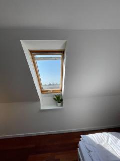 Fully furnished room with shared kitchen and bathroom 2 - 3
