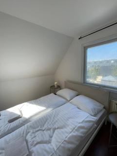 Fully furnished room with shared kitchen and bathroom 2 - 1