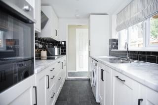 Cosy Luxe 3Bed Retreat Hot Tub BBQ Parking Near Town Perfect for Contractors Families Short & Long Stay - - 6