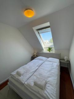 Fully furnished room with shared kitchen and bathroom4 - 9