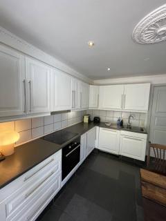 Fully furnished room with shared kitchen and bathroom4 - 4