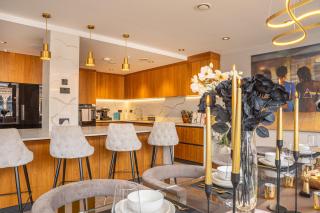 SAINT PAUL - Penthouse Apartment with Hot Tub - 2