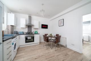 2 Bedroom Ground floor home near Excel sleeps 4 - 8