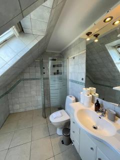 Fully furnished room with shared kitchen and bathroom 6 - 7