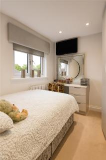 Spacious Luxury 4BDR Sleeps 6 Private Driveway - Sutton - 2