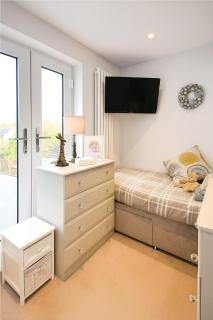 Spacious Luxury 4BDR Sleeps 6 Private Driveway - 3