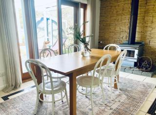 Pet Friendly Cottage on Large Sunny Block & 5 mins-CBD - 5