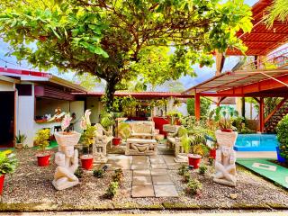 Villas Ela en Bahía Ballena Uvita hermosas habitaciones privadas grandes, piscina, cocina, jacuzzi, aire acondicionado, tv, baño privado, parqueo gratis y terraza - 8