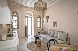 4TWaves Pyrgos House -near the square Platanos - 2