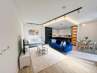 Stylish 2-Bed Flat with Private Balcony & Lift near Farringdon, Clerkenwell, Shoreditch, Hoxton - 0