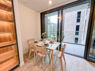 Stylish 2-Bed Flat with Private Balcony & Lift near Farringdon, Clerkenwell, Shoreditch, Hoxton - 4
