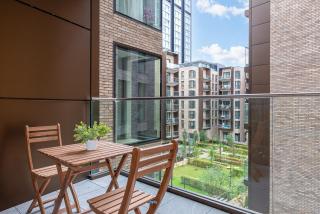 Stylish 2-Bed Flat with Private Balcony & Lift near Farringdon, Clerkenwell, Shoreditch, Hoxton - 3
