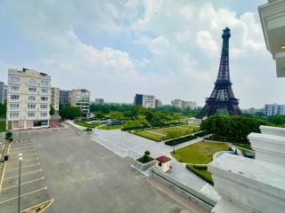 Eiffel Elegance - 8