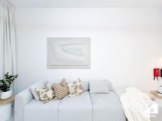 Modern 1BR Jumeirah Living l Pool, Gym & Parking - 0