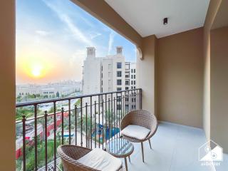 Modern 1BR Jumeirah Living l Pool, Gym & Parking - 3