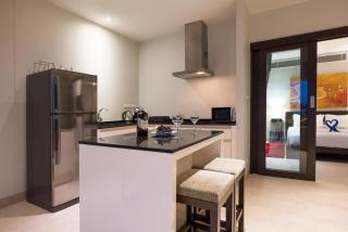 Tropical Serenity - Elegant 1 Bedroom with Pool - 9