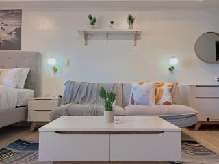 BGC Modern Condo - Balcony, Pool, Wi-Fi - Suite 16 - 7