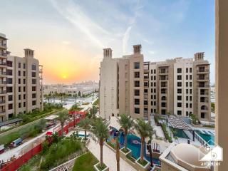 Bright 1BR Stay l Jumeirah Living , Balcony & Pool - 4