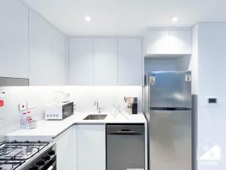 Bright 1BR Stay l Jumeirah Living , Balcony & Pool - 3