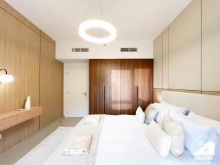 Bright 1BR Stay l Jumeirah Living , Balcony & Pool - 1