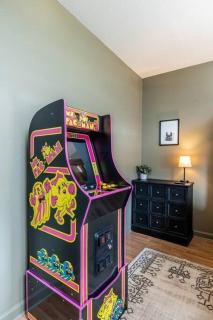 Charming Hideaway near Dolly w Hot tub & Arcade - 5