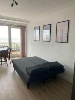 Vernieuwd 1-slaapkamer appartement, frontaal zeezicht met terras - 1