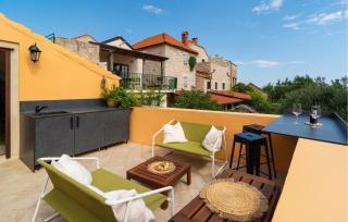 2 Bedroom Beautiful Home In Pitve - 3
