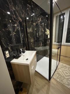 Chambre de luxe Afrik a Liège Grande Sale de bain privée check in autonome cuisine partagée - 8