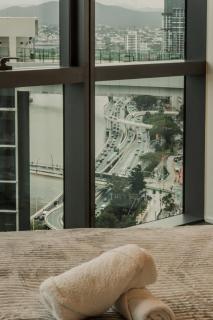 The Marquee Suite - Your Private Cinema Above BNE, Queens Wharf Residence Level 27 Sky Deck & River View - 1