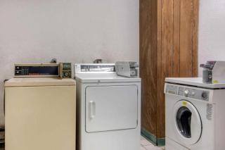 Forsythia Inn & Suites - 9