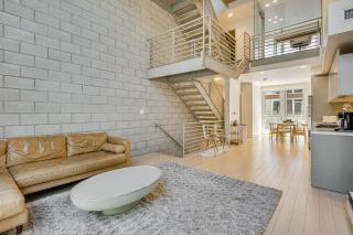 Walk to Universal Studios Loft-Style LA Home - 7