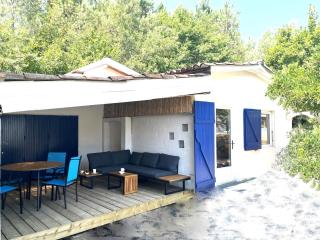 C'est une maison bleue adossée à la forêt - 9