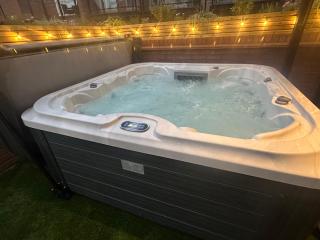 Designer Townhouse with Hot Tub, Balcony and Bronze Sculptures - Hull - 5