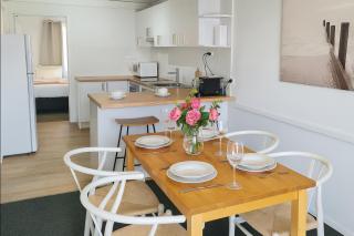 Coastal Scarborough Beach Chic Pool View 2BR - 1